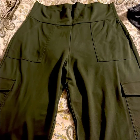 Pantalon Cropped Vert Olive - Taille 8 - Marque CAbi - Style Groucho - Occasion Très Bon état - Femme
